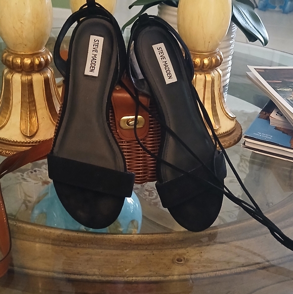 STEVE MADDEN BLACK SUEDE SHOE - Picture 2 of 11